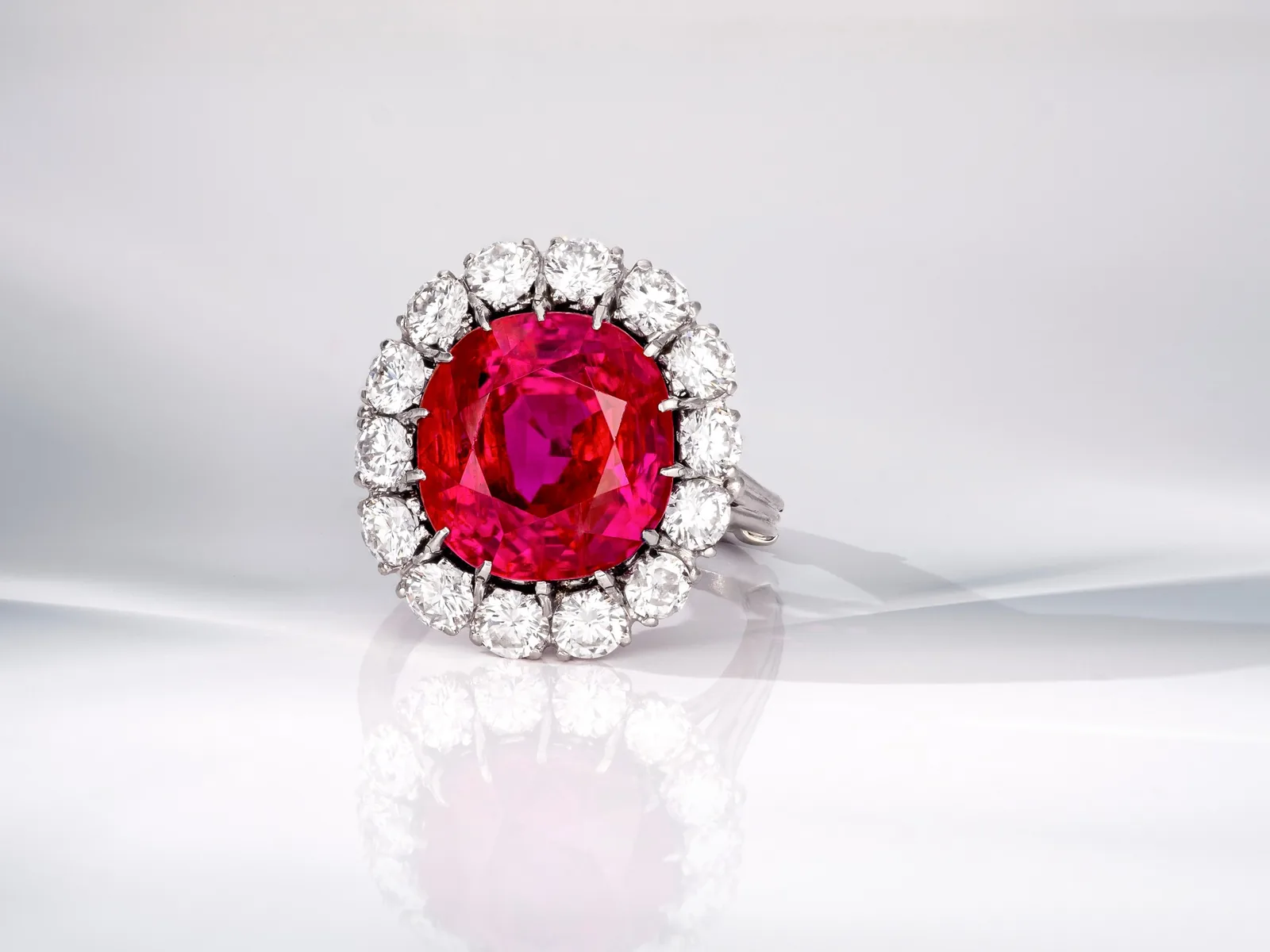 Un rubino circondato da diamanti, montato su anello
