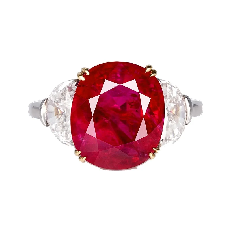 Burmesischer Rubin von 7,58 Karat in einem Ring zwischen zwei Halbmond-Diamanten