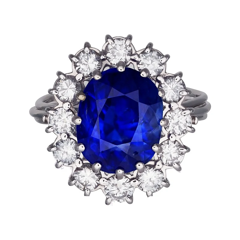 Ceylon-Saphir von 7,70 Karat, umgeben von Diamanten, in einem Weissgoldring