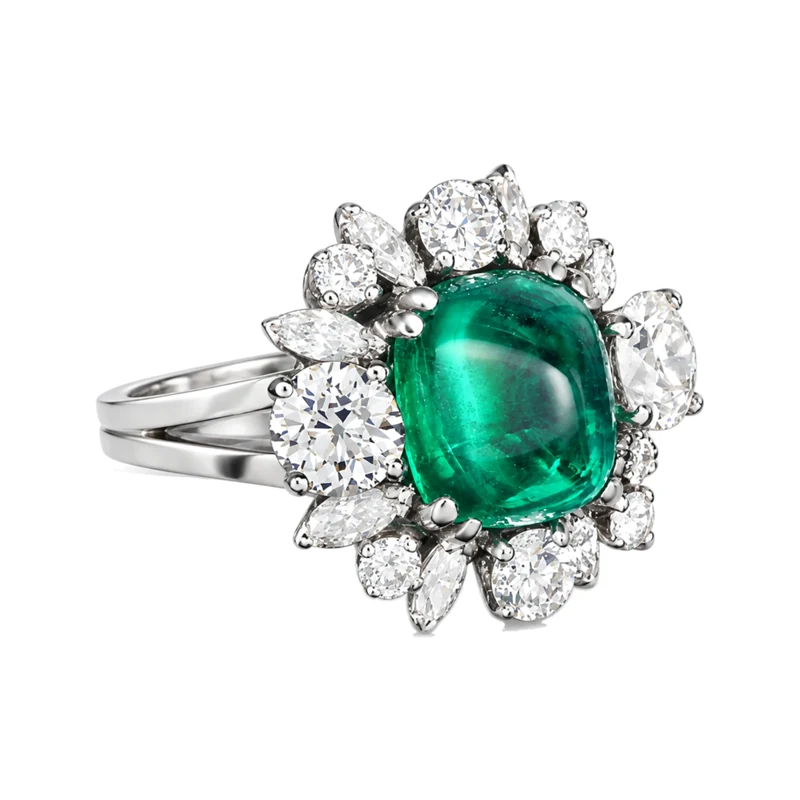 Colombian emerald of 4.81 carats, sugarloaf cabochon, surrounded by round and marquise diamonds