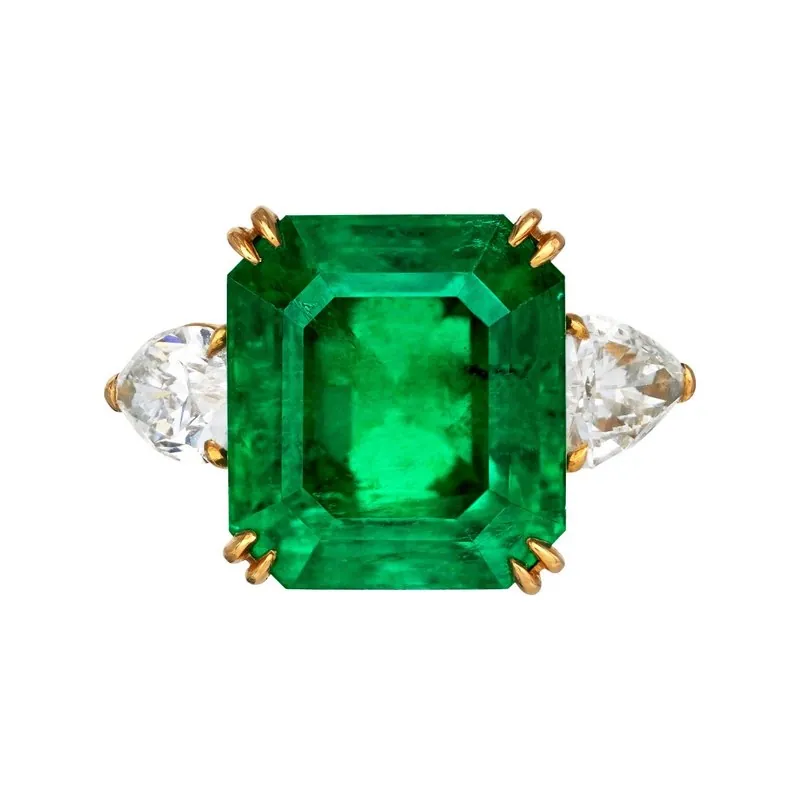 Kolumbianischer Smaragd von 8,41 Karat in einem Ring von Van Cleef & Arpels zwischen zwei Diamanten im Tropfenschliff